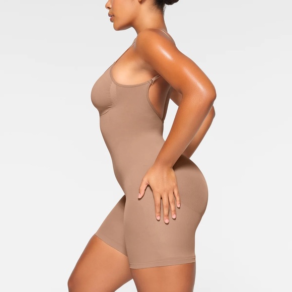 SKIMS Seamless Sculpt Low Back Mid Thigh Bodysuit - Picture 3 of 6